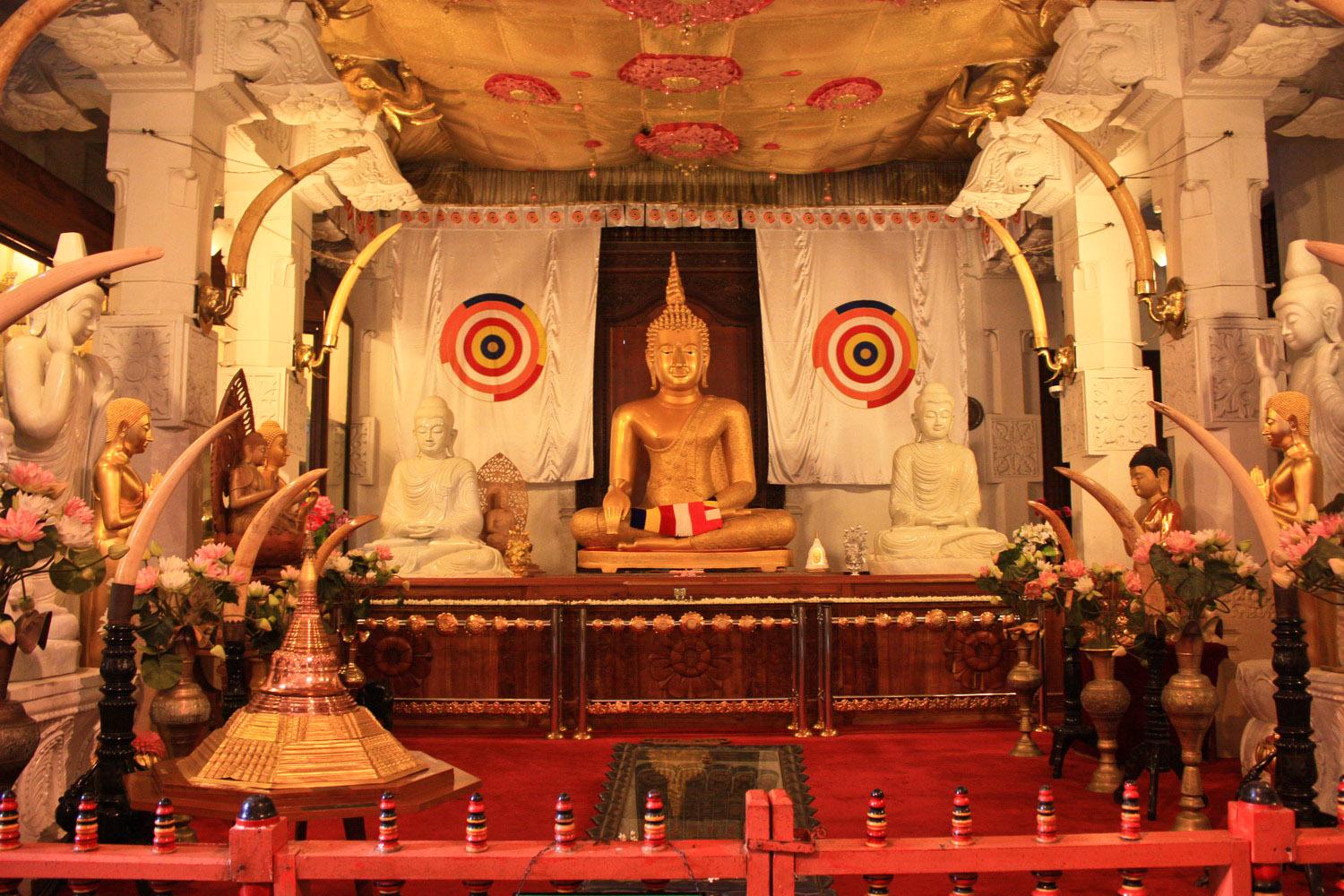 Храм Зуба Будды в Канди